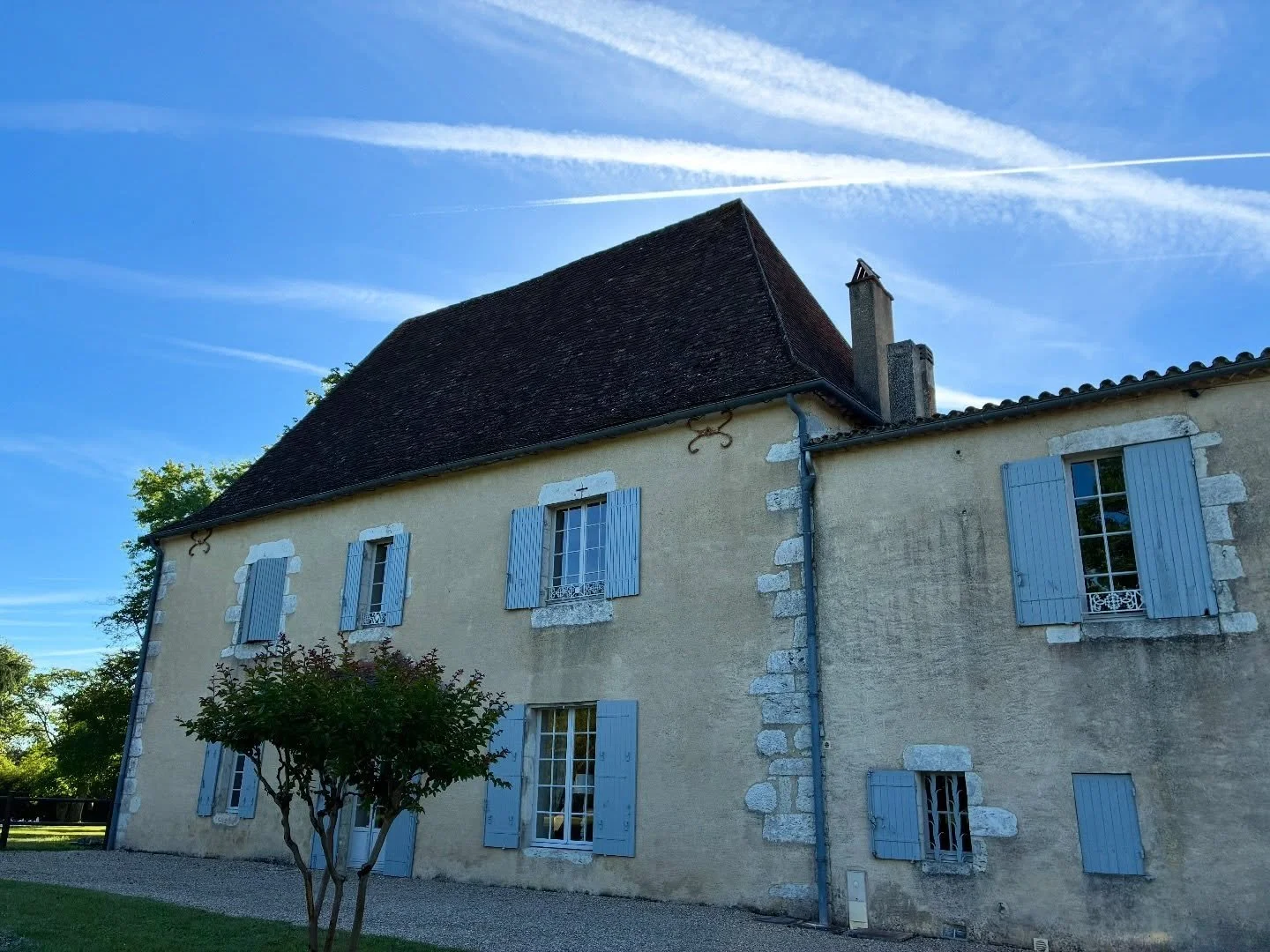 Our idyllic second week in France. A workshop and stay in a countryside &lsquo;gite&rsquo; near Eymet. Beautiful accommodations @la_palanque and first-rate teaching with @debbiemackinnon and @mikestaniford. They were the bomb, generous with their tim