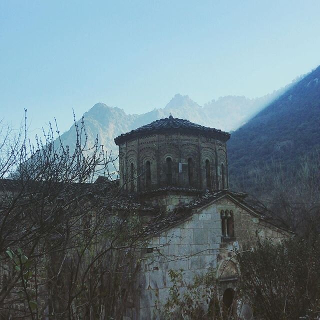 Beautiful #greece 🇬🇷 This picture was taken in the village of Pyli, meaning the gate in Greek, the gate between the mountains 🏔 Here the church of Virgin Mary at the Door, built in the 13th century, survived both the Ottoman attacks in 1821 and WW