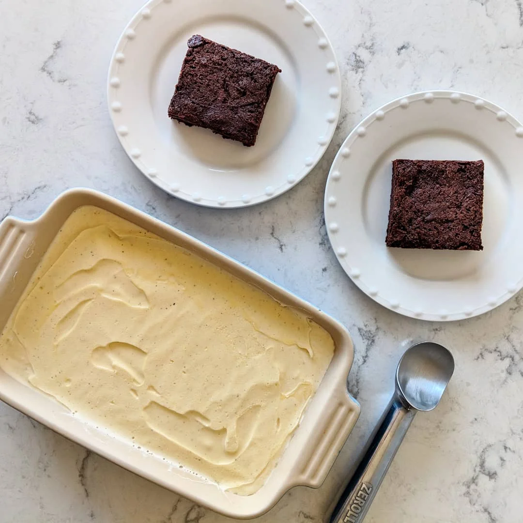 vanilla_ice_cream_with_fudgy_brownies.jpg