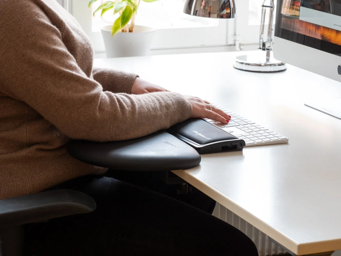 Office-Environment-Prime-Armrest_webb.jpg