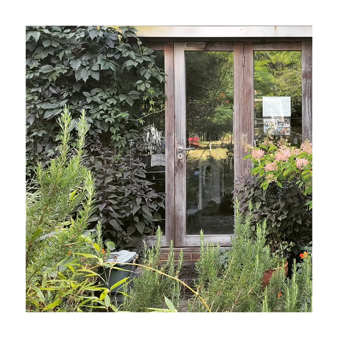 As the long hot summer starts to fade, we had time to relax at a house renovation now over 25 years old designed by our very own @louiseherbert976 

The work was carried out for her parents on a house, self built by her grandparents in the 1960's and