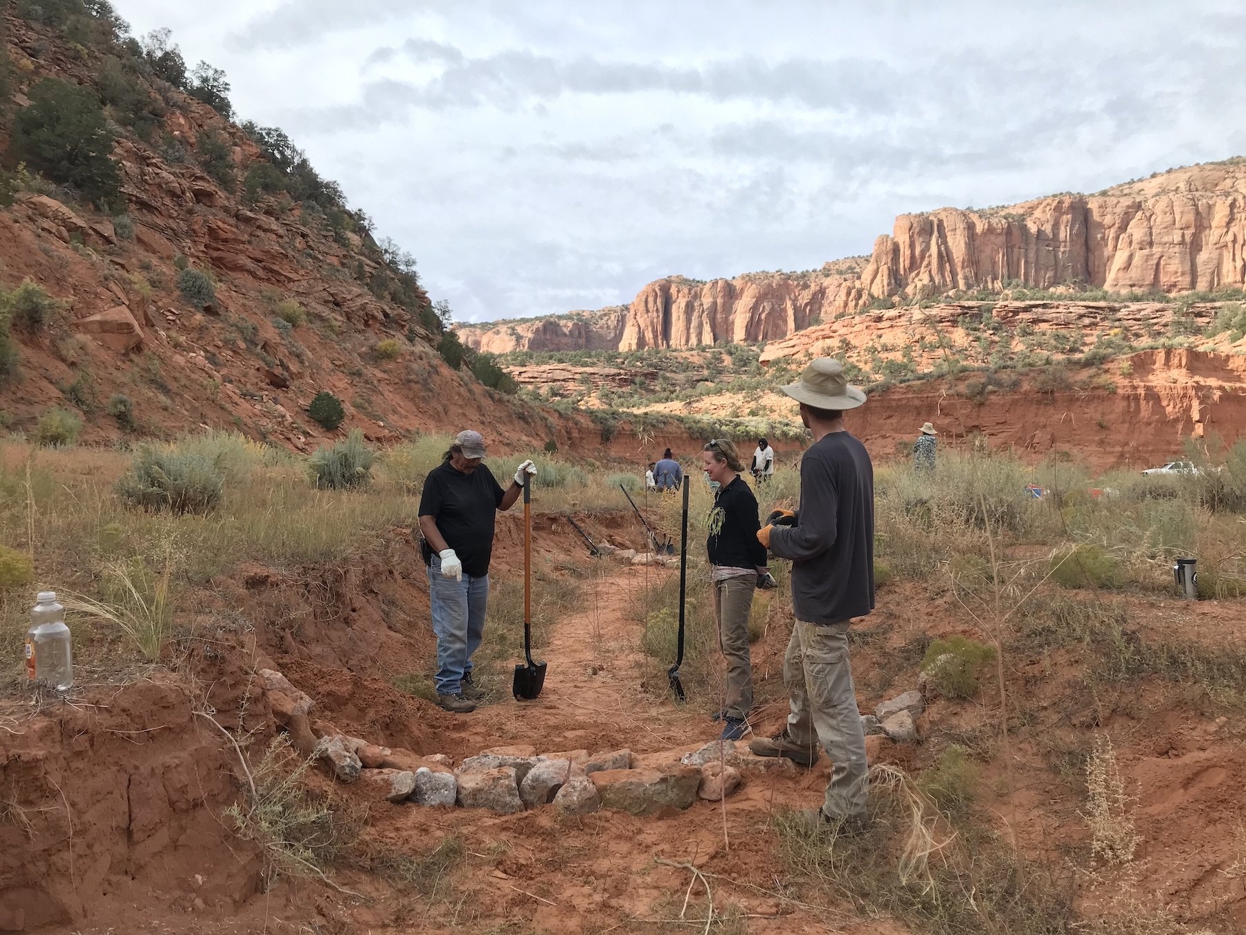 Deep in Tsegi Canyon, the team built rock dams to control erosion in gullies crossing the restoration area. Harold, a local resident who cares for this area, came to help.