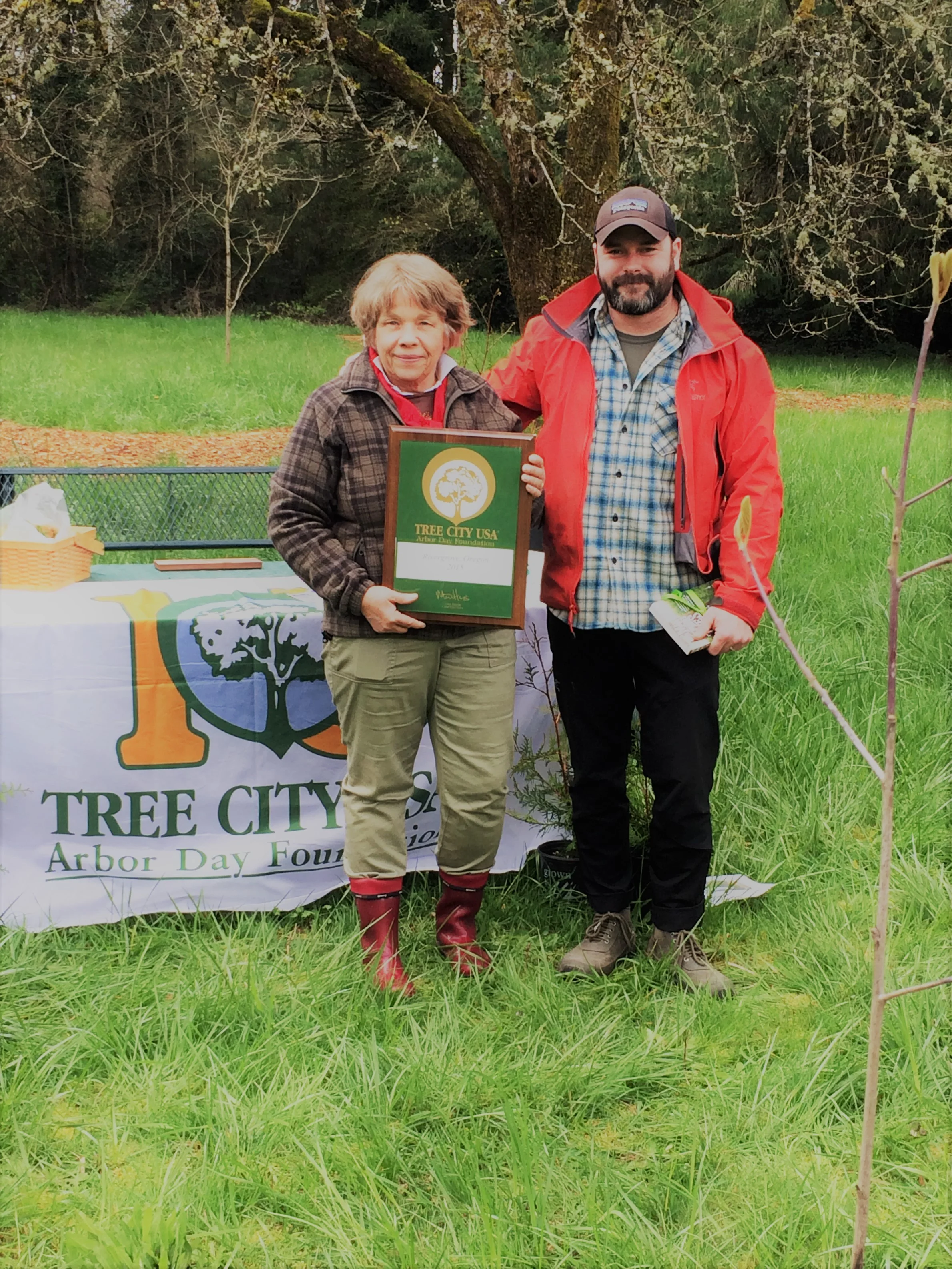 Mayor Heather Kibbey and City Arborist Brian French at the April 1, 2017 City of Rivergrove Arbor Celebration