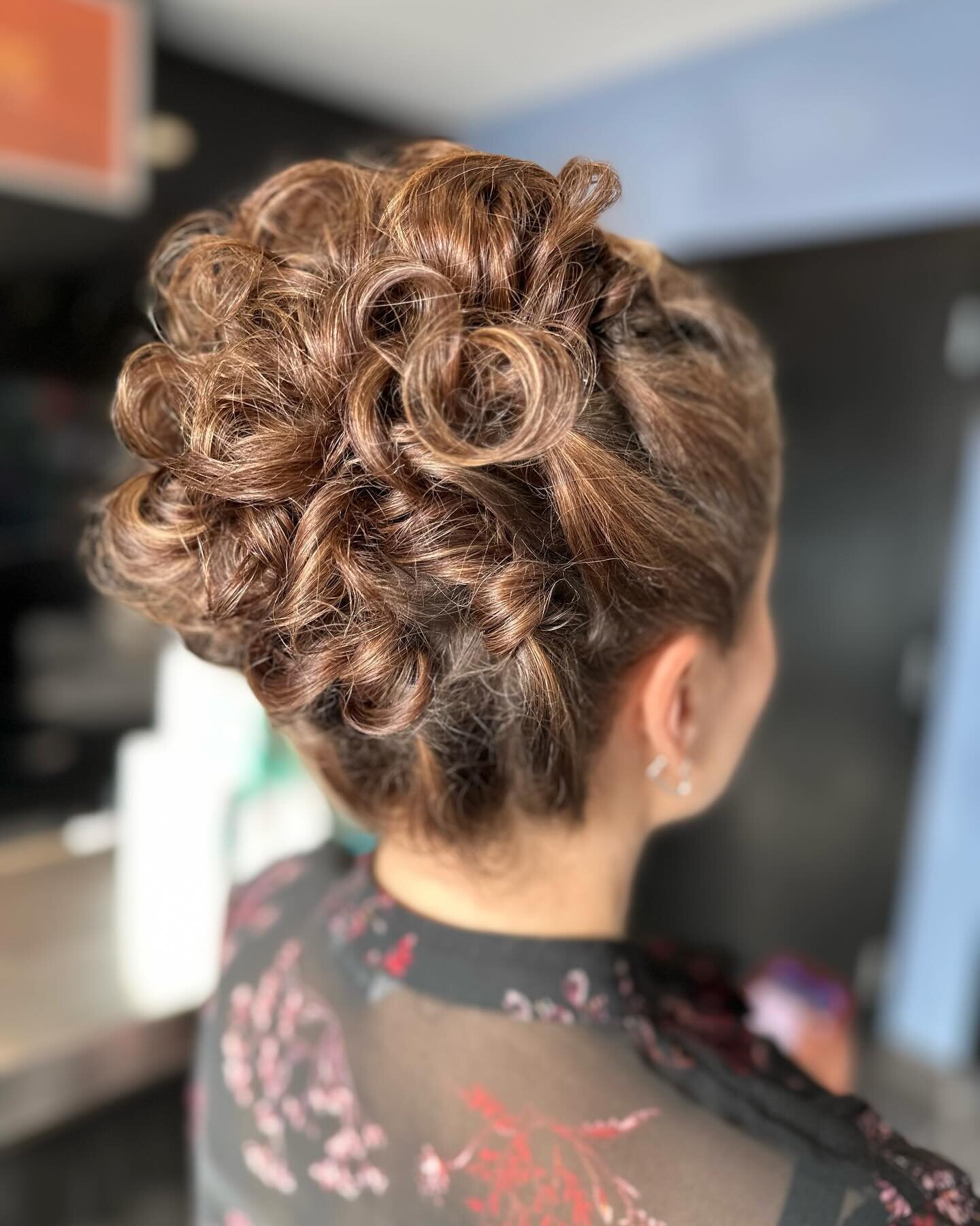 ~romantic ~ upstyle ~ elegant ~ vixen ~ 💃🏼 #moncton #monctonNB #NB #newbrunswick #explorenb #dieppe #shediac #riverview #monctonhairstylist #newbrunswickhair #newbrunswickstylist #monctonhairsalon #eastcoasthair #supportlocal #atlanticcanada #redke