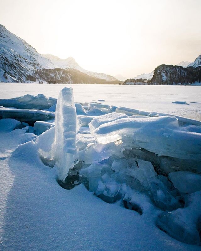 Tolle Eisformationen am Silsersee. Da nur wenig Schnee liegt, sieht man die Risse und Auft&uuml;rmungen sehr gut. 
#graub&uuml;nden 
#ig_graubuenden 
#bodylpics 
#engadin
#inlovewithswitzerland
#silsersee 
#visitsilsmaria