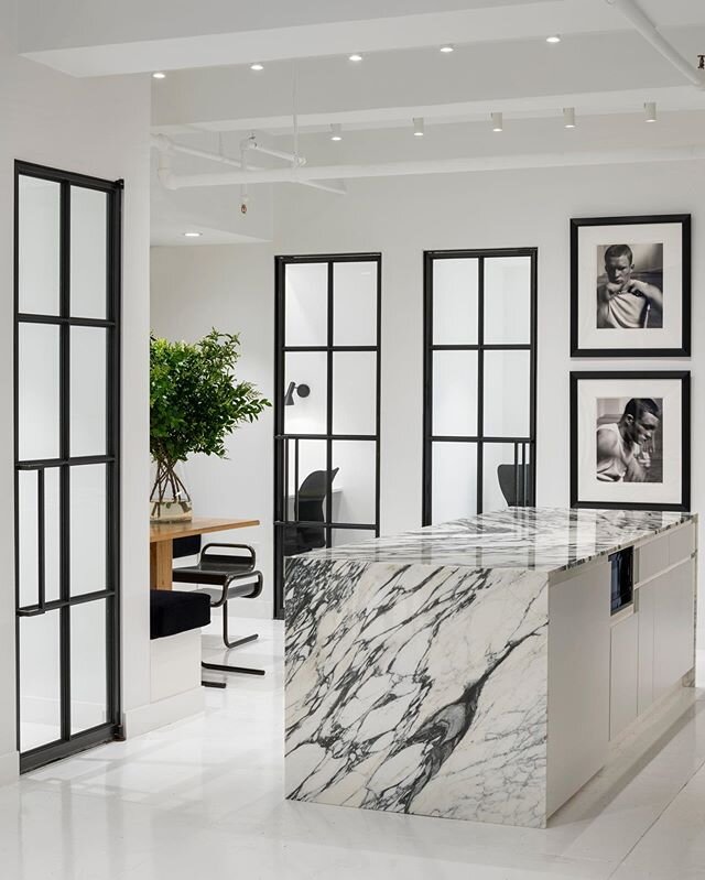 Raise your hand if you love our #blackandwhite HQ as much as we do 👋🏼. Our #kitchen is our favorite spot for a #lunchandlearn to catch up on #projects // 📸: @macchiaphoto and seen on @hospitalitydesign .
.
.
.
#lovewhereyouwork #lovewhatyoudo #des