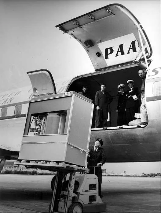A 5 megabyte hard drive being loaded into a plane (1956). Source: Stolen from the internet, that stole it from some other source.