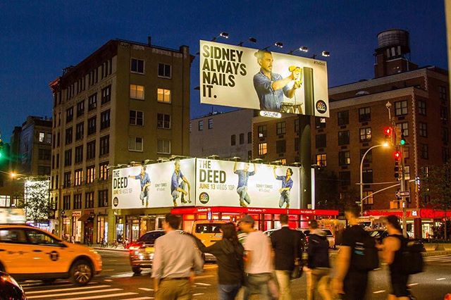 A night shot of our SoHo spectacular bulletin with CNBC's new series &quot;The Deed&quot; @kineticworldwide @thedeedcnbc 
#ooh #advertising #soho #oohadvertising #skylineooh