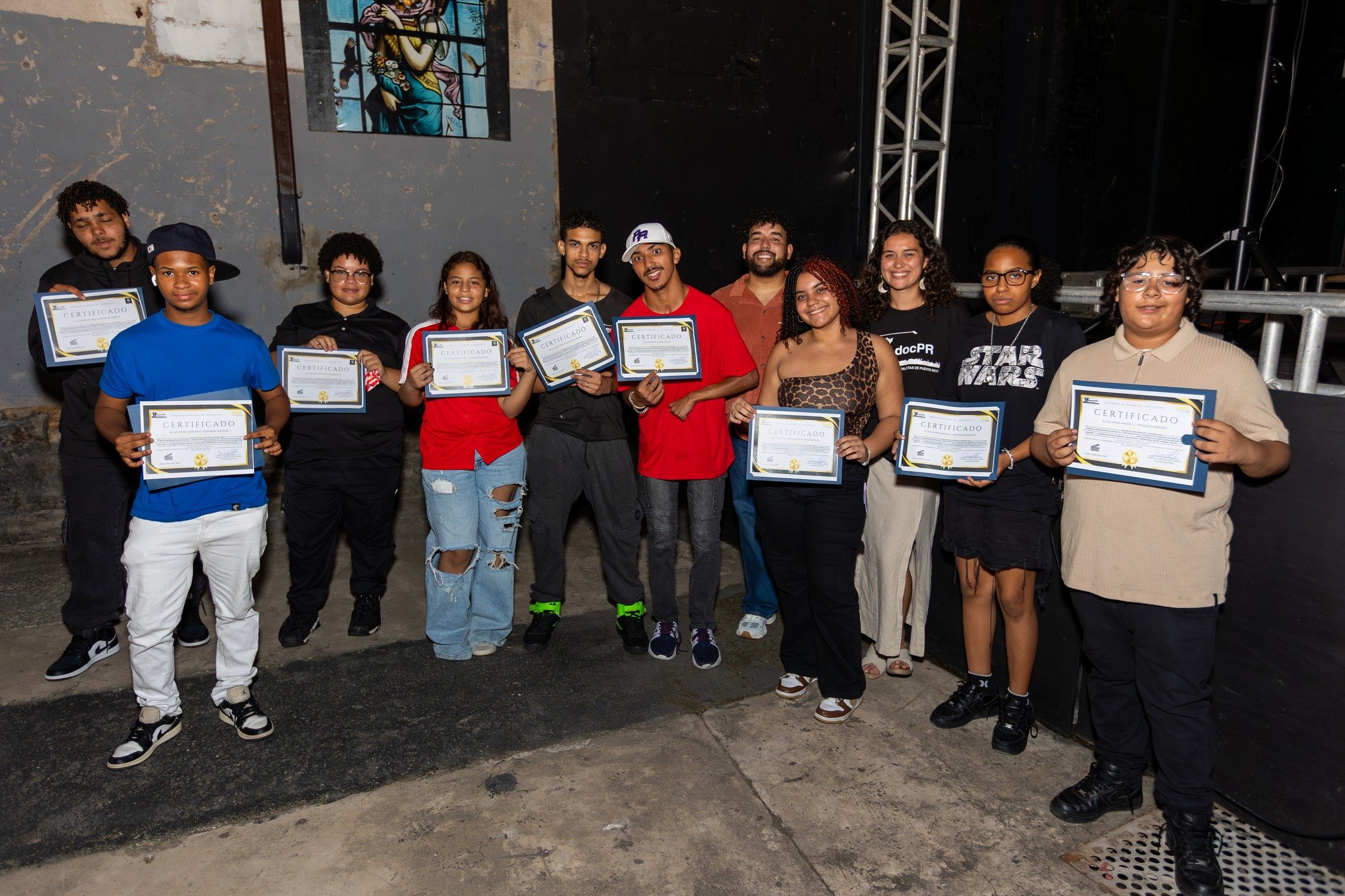 &iexcl;Una noche demasiado especial! 🎥 ✨

Gracias a TODA la comunidad de R&iacute;o Piedras por acompa&ntilde;arnos. A los j&oacute;venes, a los padres, vecinos y equipo de #AdocPR por hacer de este cierre del taller Documentar la Memoria uno muy es