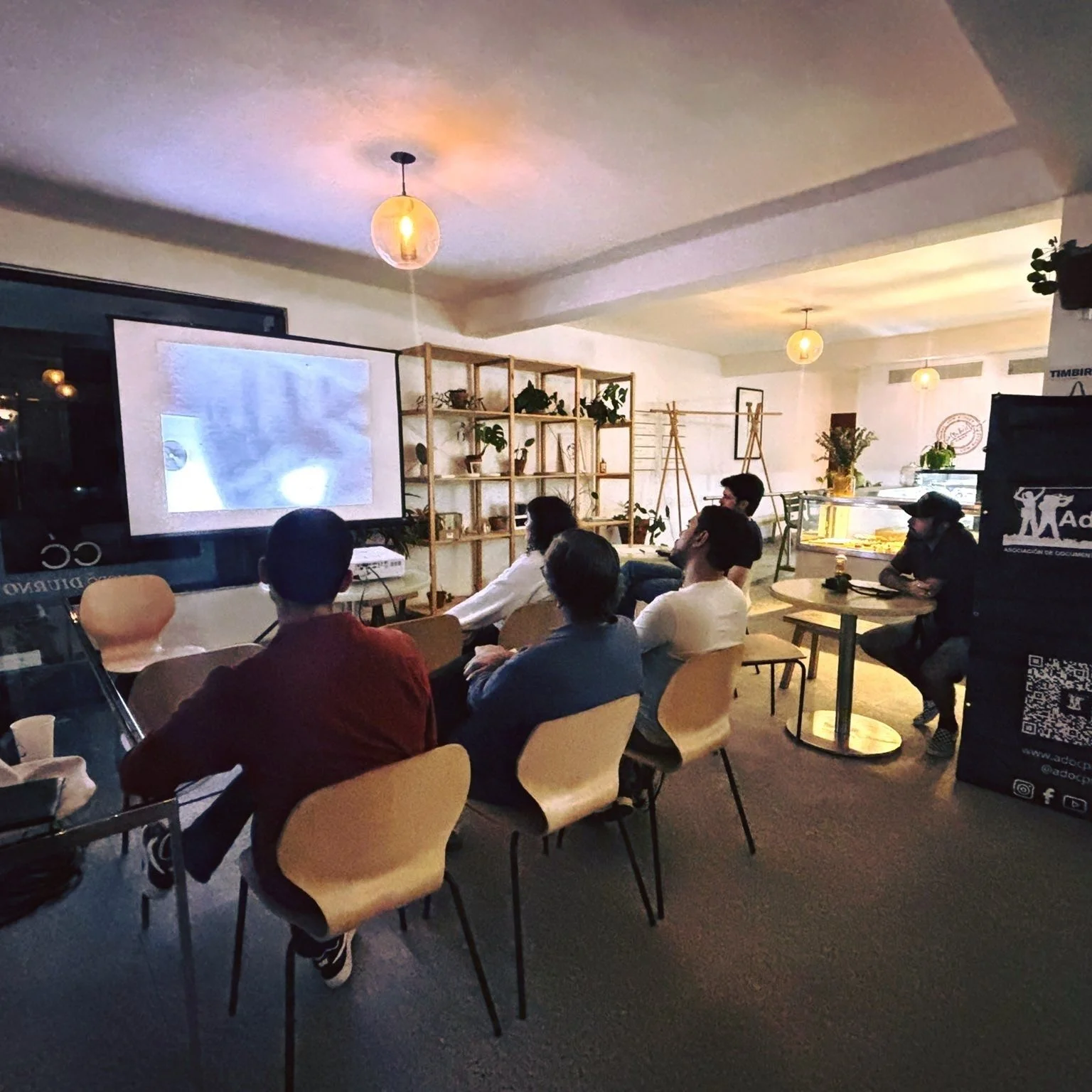 Nuestro primer encuentro de CinemADOC 🎞 ☕

M&aacute;s que ver pel&iacute;culas, la idea fue abrir preguntas, poner en duda lo que entendemos por documental y construir di&aacute;logo en conjunto.

Revisitamos desde las primeras actualidades hasta el