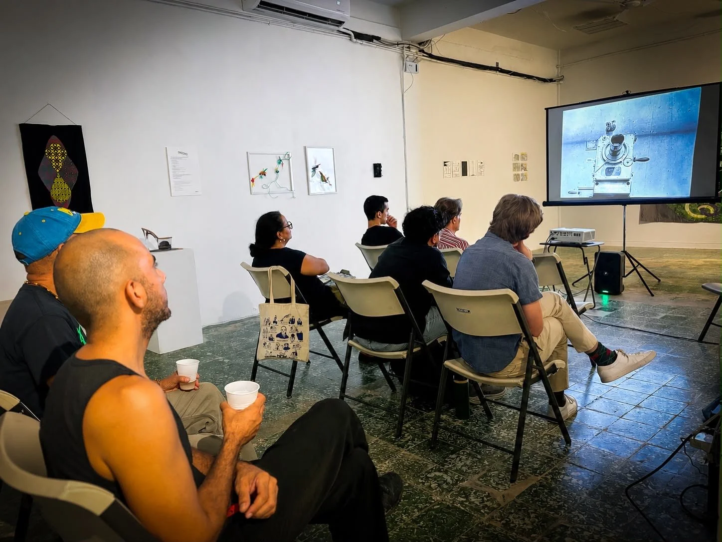 &iexcl;Gracias por acompa&ntilde;arnos durante este primer semestre de CinemAdoc! 📖 🎞 🎬

Durante la &uacute;ltima sesi&oacute;n del primer semestre de CinemaAdoc vimos El hombre de la c&aacute;mara de Dziga Vertov (1929). A partir de Vertov y Walt