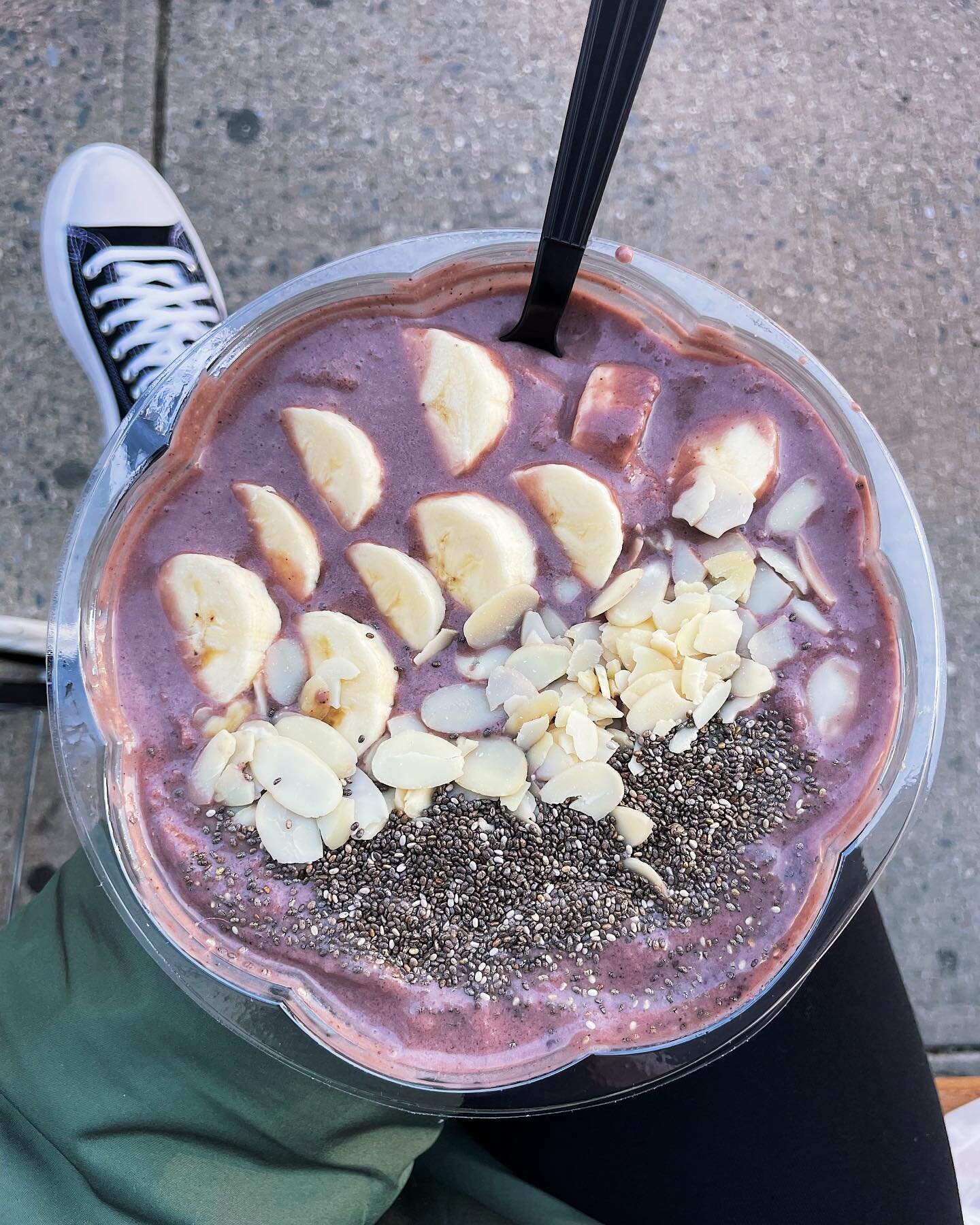 Took myself on a smoothie bowl lunch date before my trip to Trader Joe&rsquo;s, aka the best part of the weekend. Marketeria recently opened on First Ave between 64th and 65th, and it has lots of gourmet pantry staples plus a smoothie and a&ccedil;a&