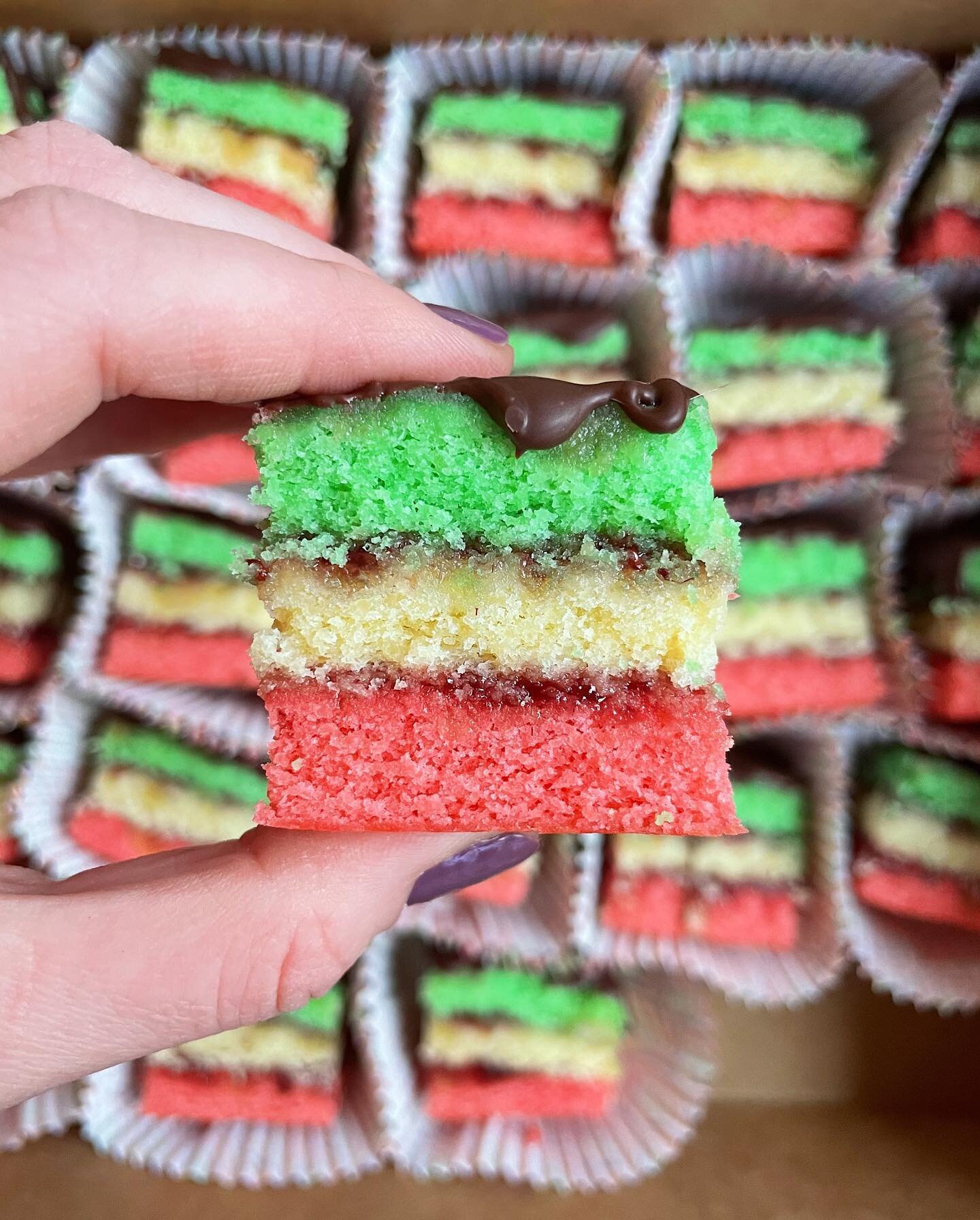 The happiest little 🌈 cookie sandwiches you&rsquo;ve ever seen. Layers of chewy almond cookie and sweet raspberry jam topped with brushed dark chocolate. 

#rainbowcookies #glutenfreerainbowcookies #glutenfreecookies #glutenfreebaking #homemade #glu