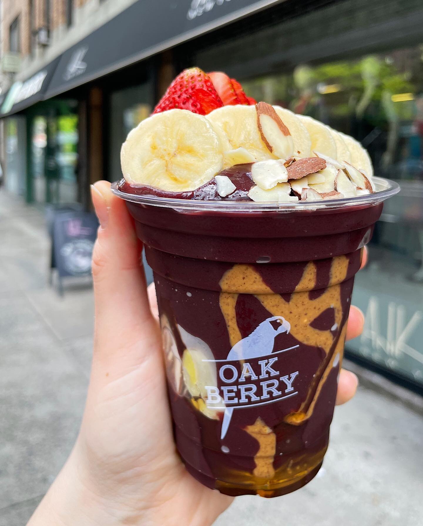 @oakberryusa opened just in time for warm, sunny days on the Upper East Side 🌞 Super allergy conscious and you get unlimited toppings, so obviously I&rsquo;m in love. I topped my a&ccedil;a&iacute; bowl with strawberries, bananas, almonds, almond bu