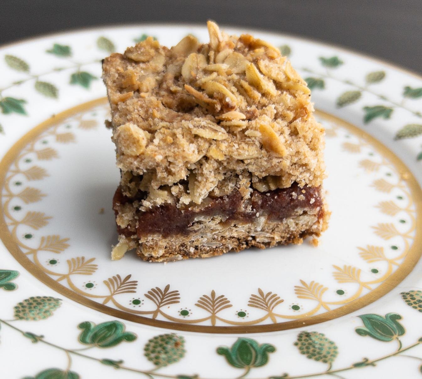 Canada GP 2023 🇨🇦: Date Squares with cinnamon, lemon zest, and plenty of butter. Apparently these are often called Matrimonial Cake (though no one can seem to agree as to why&hellip;), these are rich and crumbly and delicious. 

. 
.
.
.
#f1cookboo