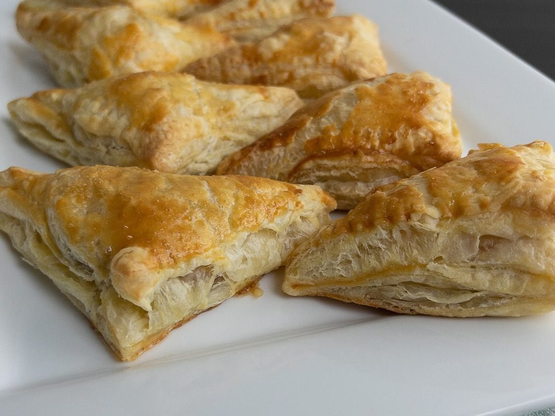 Miami 🇺🇸 2024: Cuban Guava and Cheese Pastries (Pastelitos de Queso y Guayaba)
More sweet pastries! These are not tooo sweet and oh so tasty. 
.
.
.
#f1cookbook #f1food #f1cooking #f1  #formula1 #food #f1foodie #cooking #internationalcuisine #homem