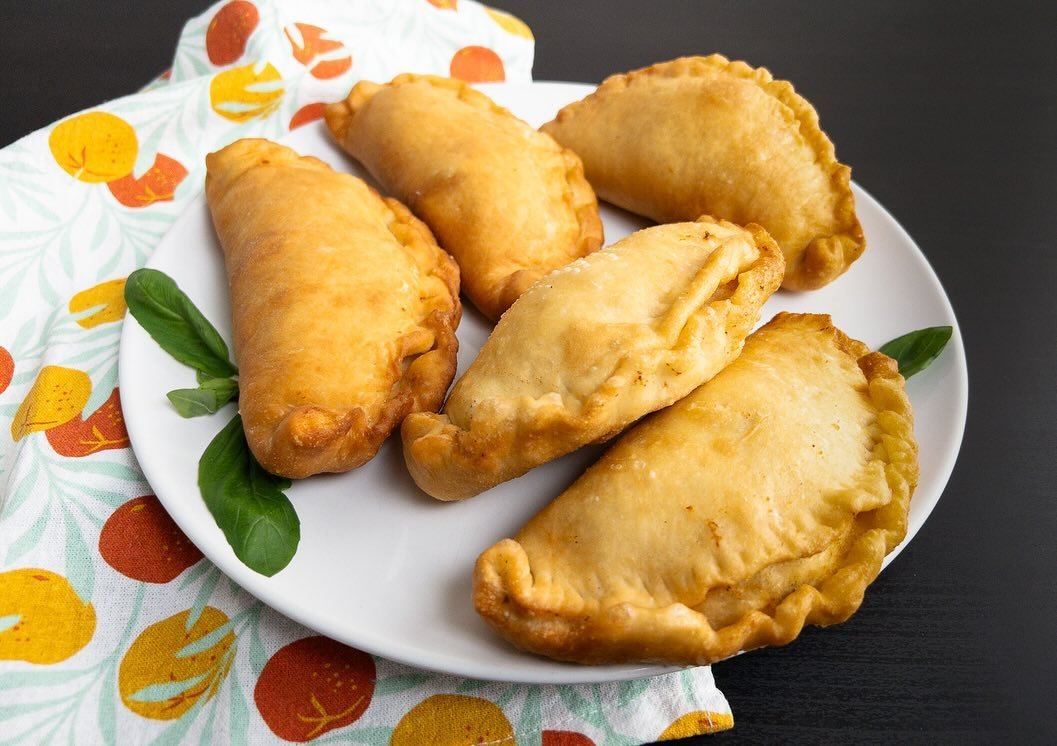 Emilia Romagna 🇮🇹 2024: Panzerotti
Crispy on the outside, soft and fluffy on the inside with a fresh tomato and cheese filling, these fried pastries are basic but in the best way. 
.
.
.
#f1cookbook #f1food #f1cooking #f1  #formula1 #food #f1foodie