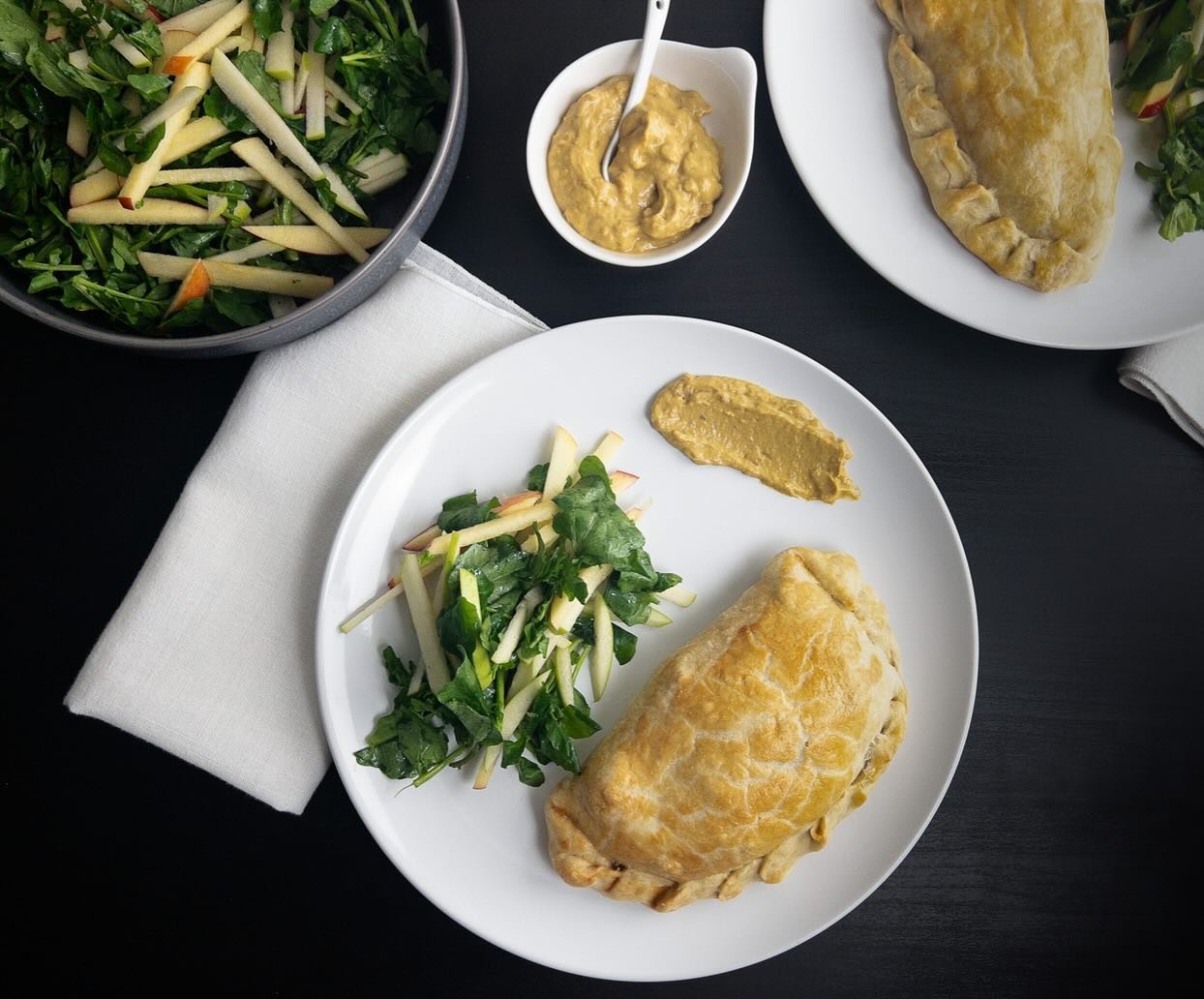 Great Britain 🇬🇧 2024: Vegetarian Pasties

Savory pastry&hellip; vegetarian pasty. ✅ 
This one is filled with mushrooms, potatoes, swede (rutabaga) and onion. Crispy exterior, steamy savory interior. Serve it with a super quick watercress and apple