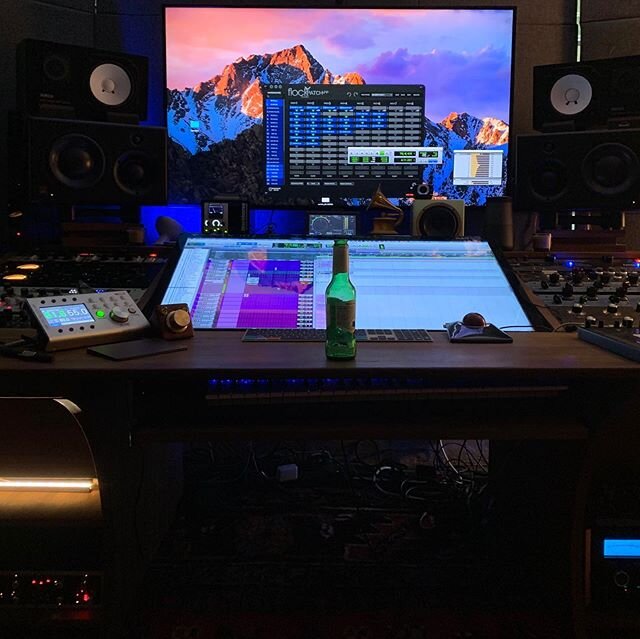 Just like any good Producer / Mixer I can get it done with either set of tools. Definitely more fun with the toys but lots of great music is made ITB on a laptop. Stay safe 😷#protools #musicproducer #recordingstudio #mixingengineer #mixingandmasteri