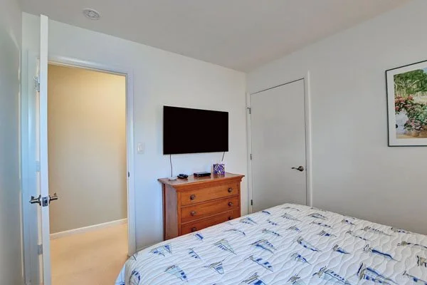 secondfloorbedroomqueenNEW2.jpg