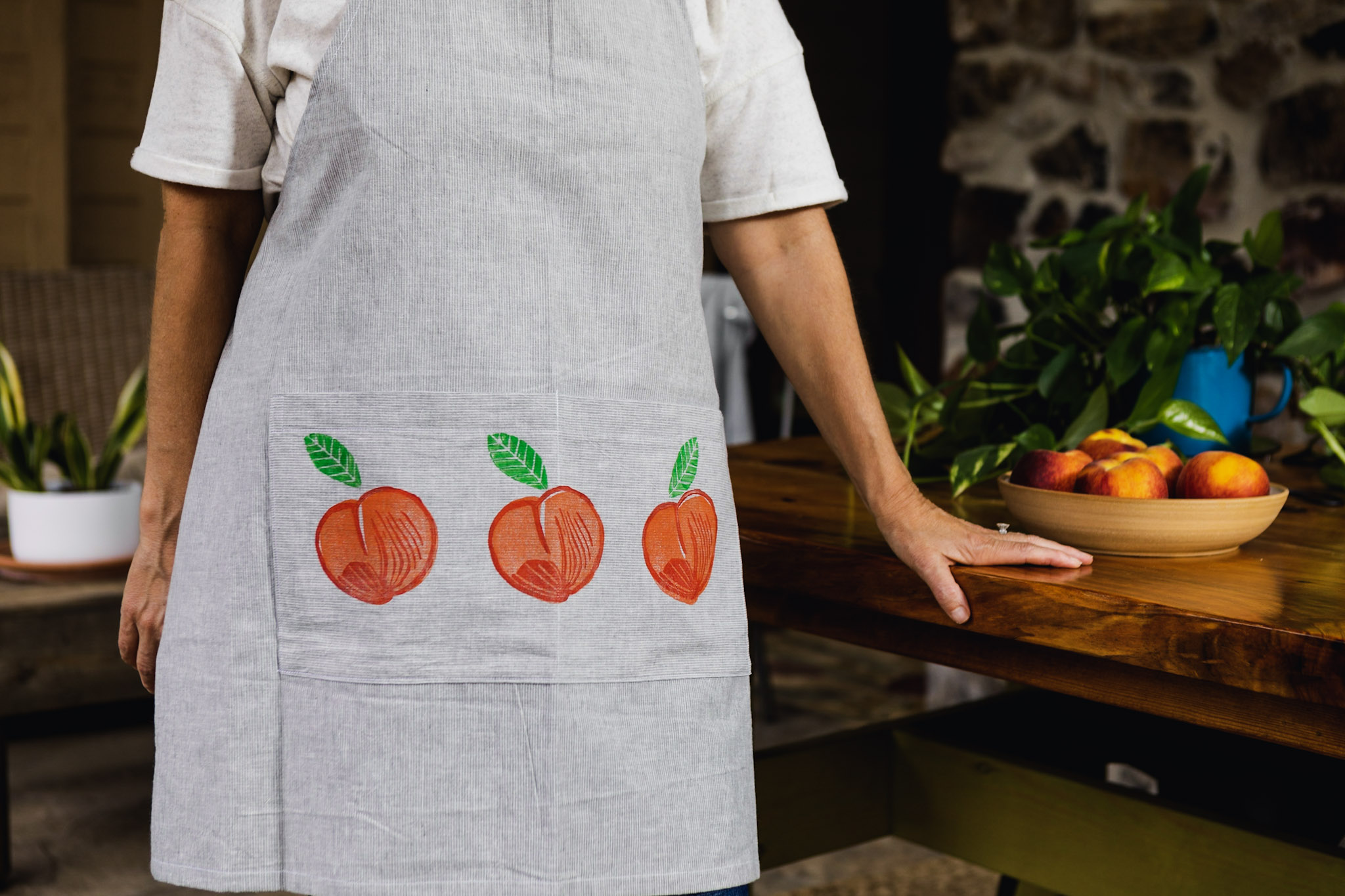 78-0617 Shelley models peach apron.jpg