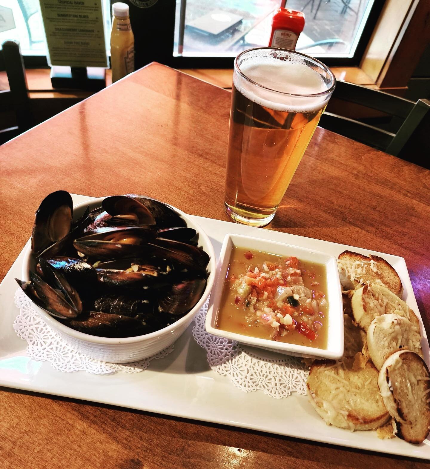 Get them while they last!!! We made a tomato, onion, and garlic bruschetta and saut&eacute;ed Green slipper Mussels for you this weekend! These are so good as a meal or to share as an appetizer.
.
.
.
#damnfinebar #eatlocal #cocktails #craftbeer #dri