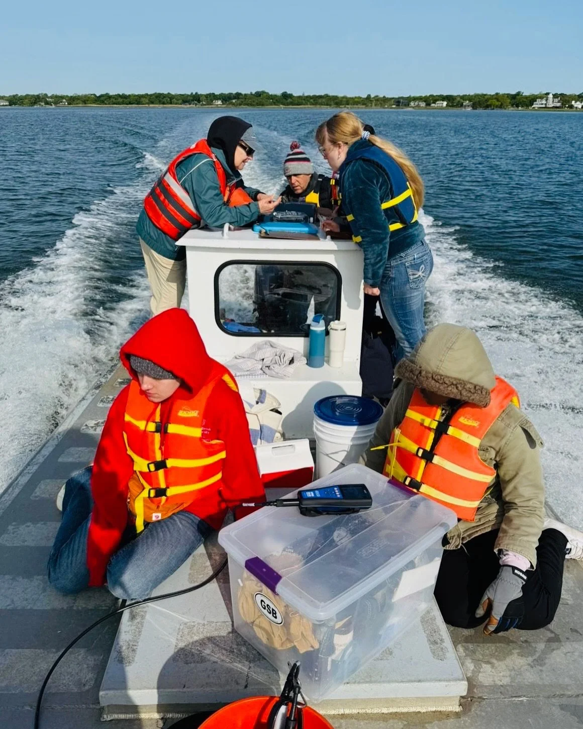 Monday at 5 AM, the FoBB team was out on Bellport Bay &amp; Carman&rsquo;s River collecting data. It marked the beginning of our collaboration with water quality expert Maureen Dunn &amp; Save the Great South Bay for the 2025 Collaborative Water Qual