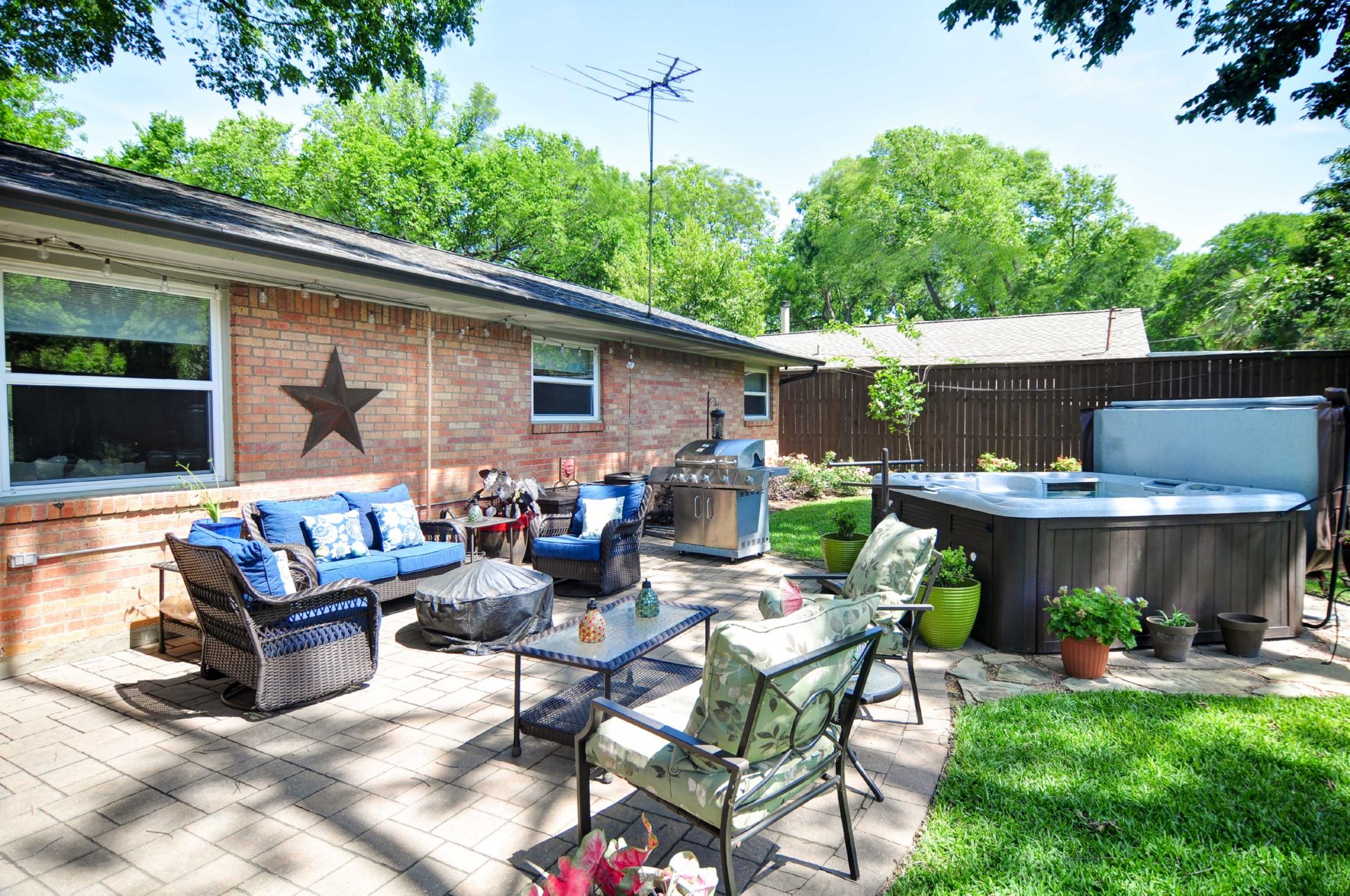 25 10244 Timber Trail Dallas TX 75229 Robert Jory Group.jpg