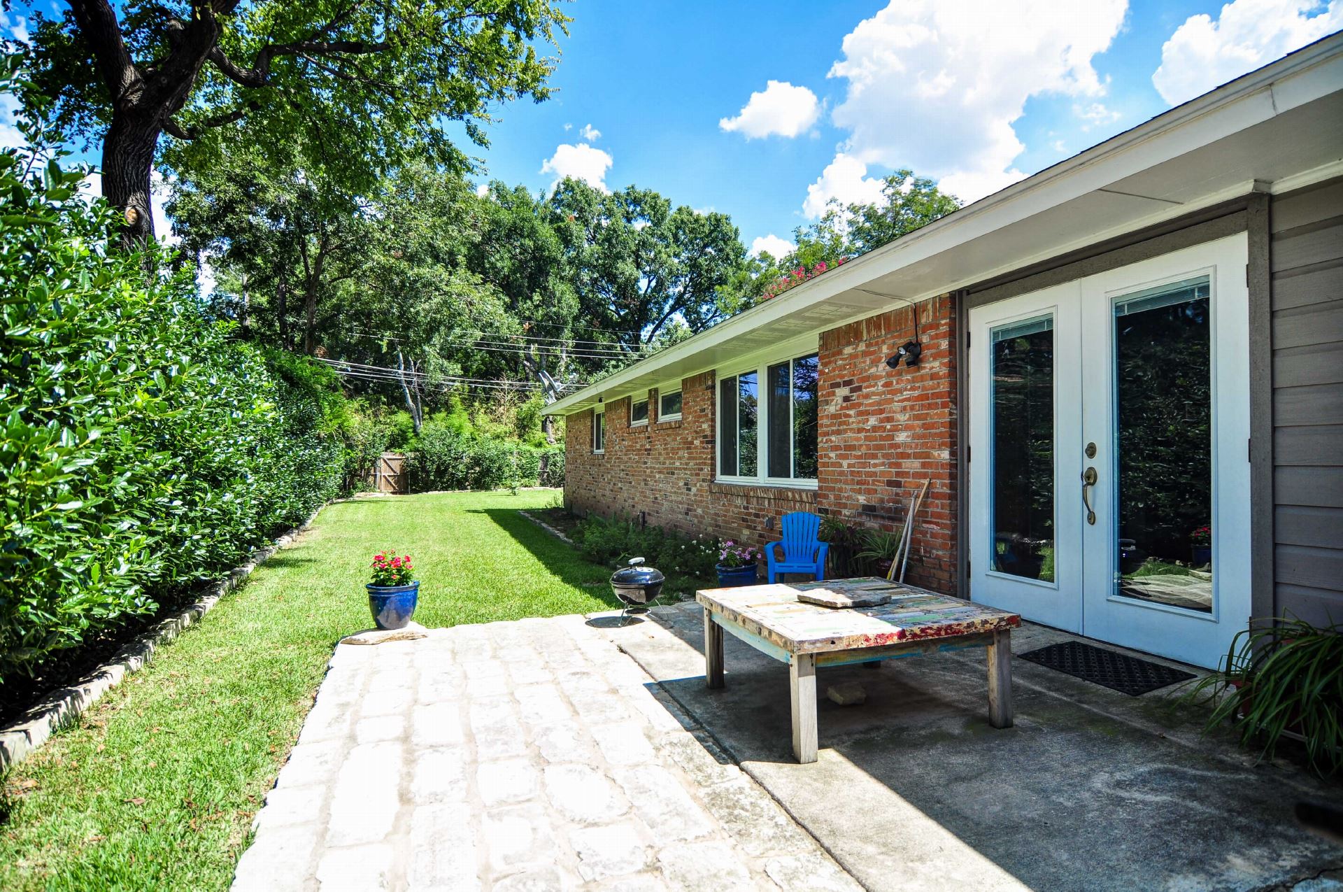  side yard could be fenced off for pets and toddlers 