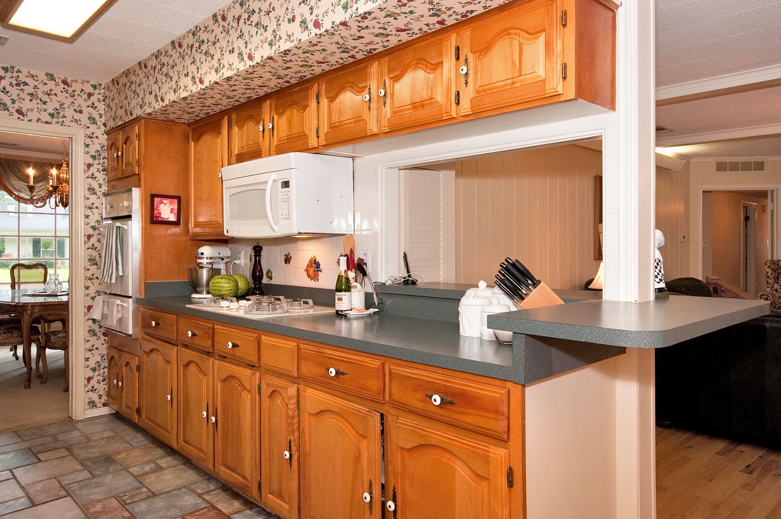 Kitchen with Gas Cooktop.jpg