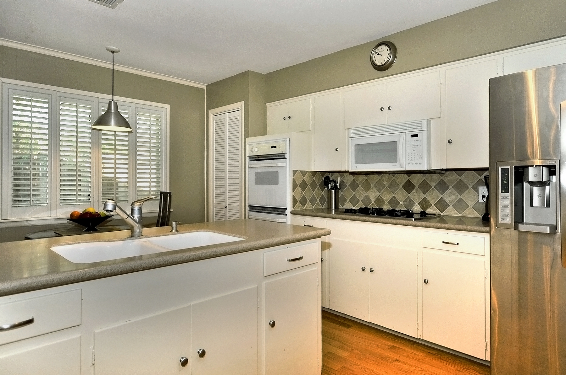 3350 Valiant Dallas Kitchen & Breakfast area.jpg