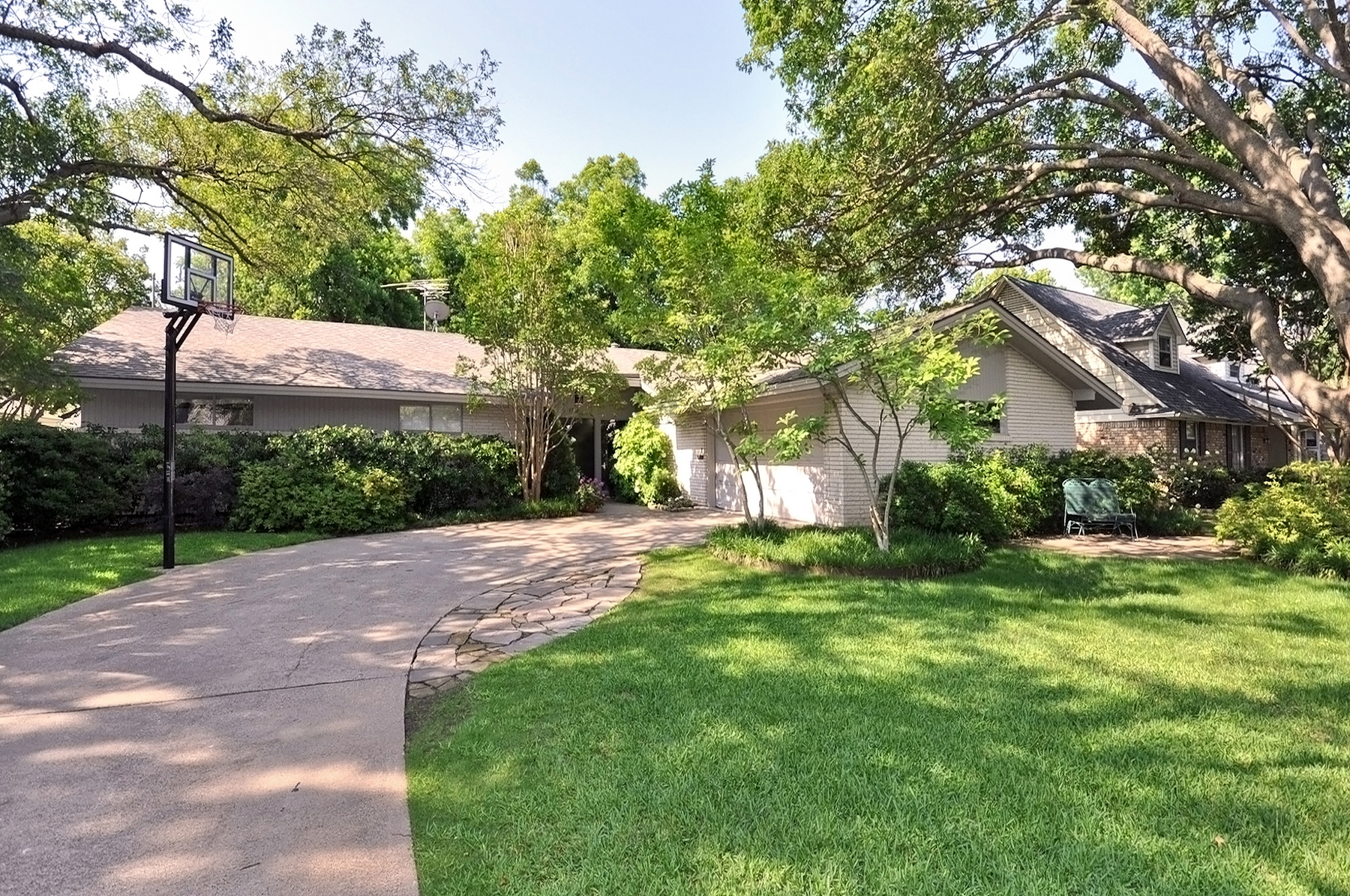 3350 Valiant Dallas Front Yard.jpg