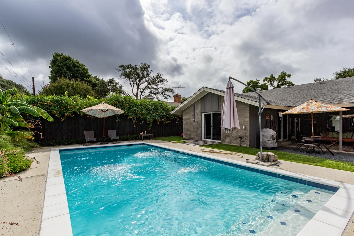30_poolbackyard.jpg