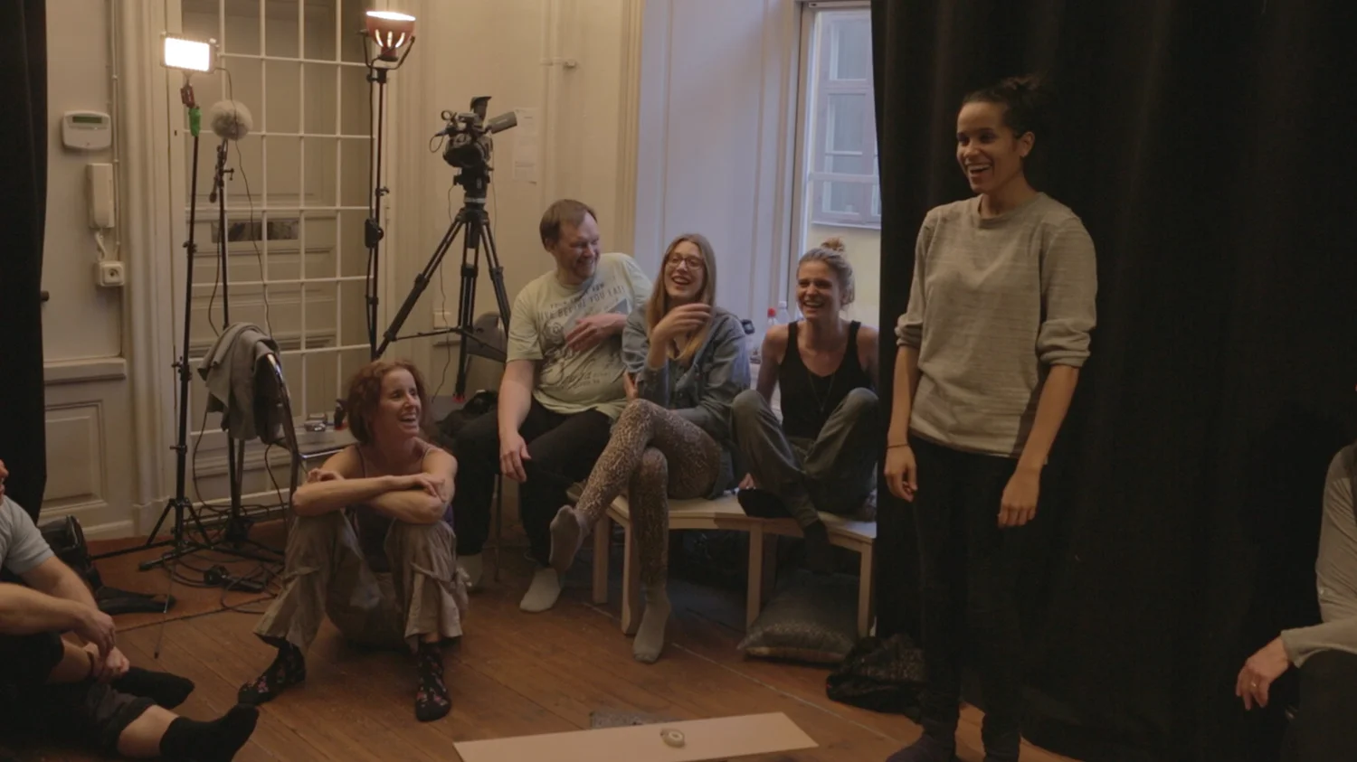 FILMSKÅDESPELERI Filmskådespeleri skiljer sig på flera punkter från att spela teater. Vi går igenom grunderna för filmskådespeleri; kamerateknik och anpassning av uttrycket till bildutsnitt; den omedelbara närvaron och tryggheten framför kameran. Har läst filmskådespeleri på StDH, THM, MHS och IHTV.