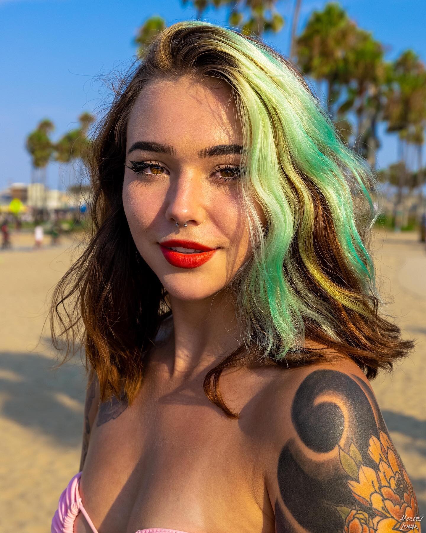 Portraits at #venicebeach for #worldphotographyday 2020

Always beautiful blue skies at the beach in LA, but my shadow annoys me 😭