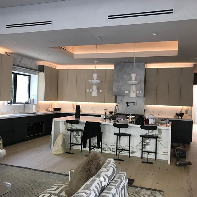 Kitchen install. Modern lines interpreted through the vision of Alex P. White. Enjoyed working with you! @alexpwhite #kitchendesign #luxurylifestyle