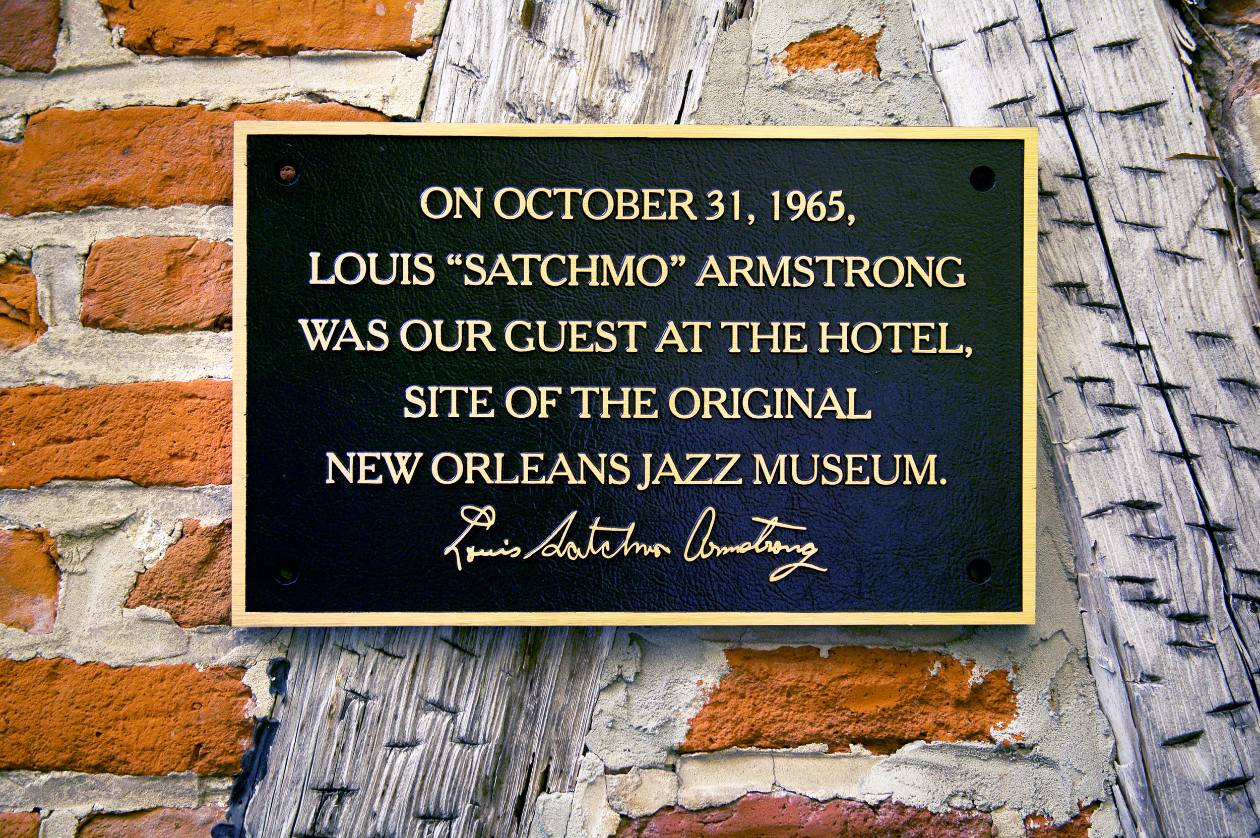 Hotel St. Pierre Louis Armstrong Plaque.jpg