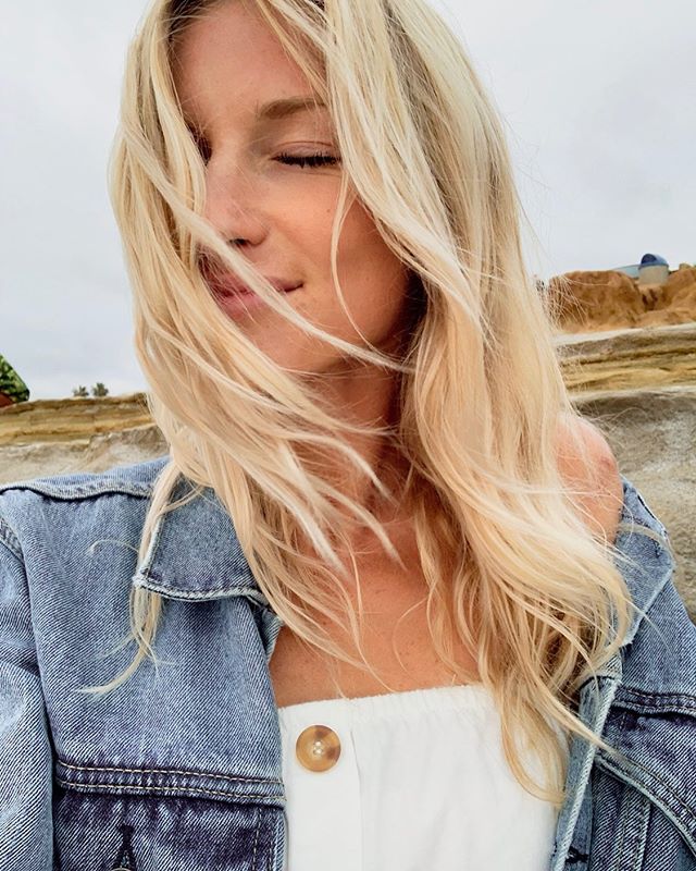 Got that California Blonde vibe comin thruuuu☀️ How perfect is she?!? @emyleewood PS go check out her new brand ⇨ ⇨ ⇨ @denim_revival ⇦ ⇦ ⇦ for some super cute jeans! #denimrevival #californiablonde