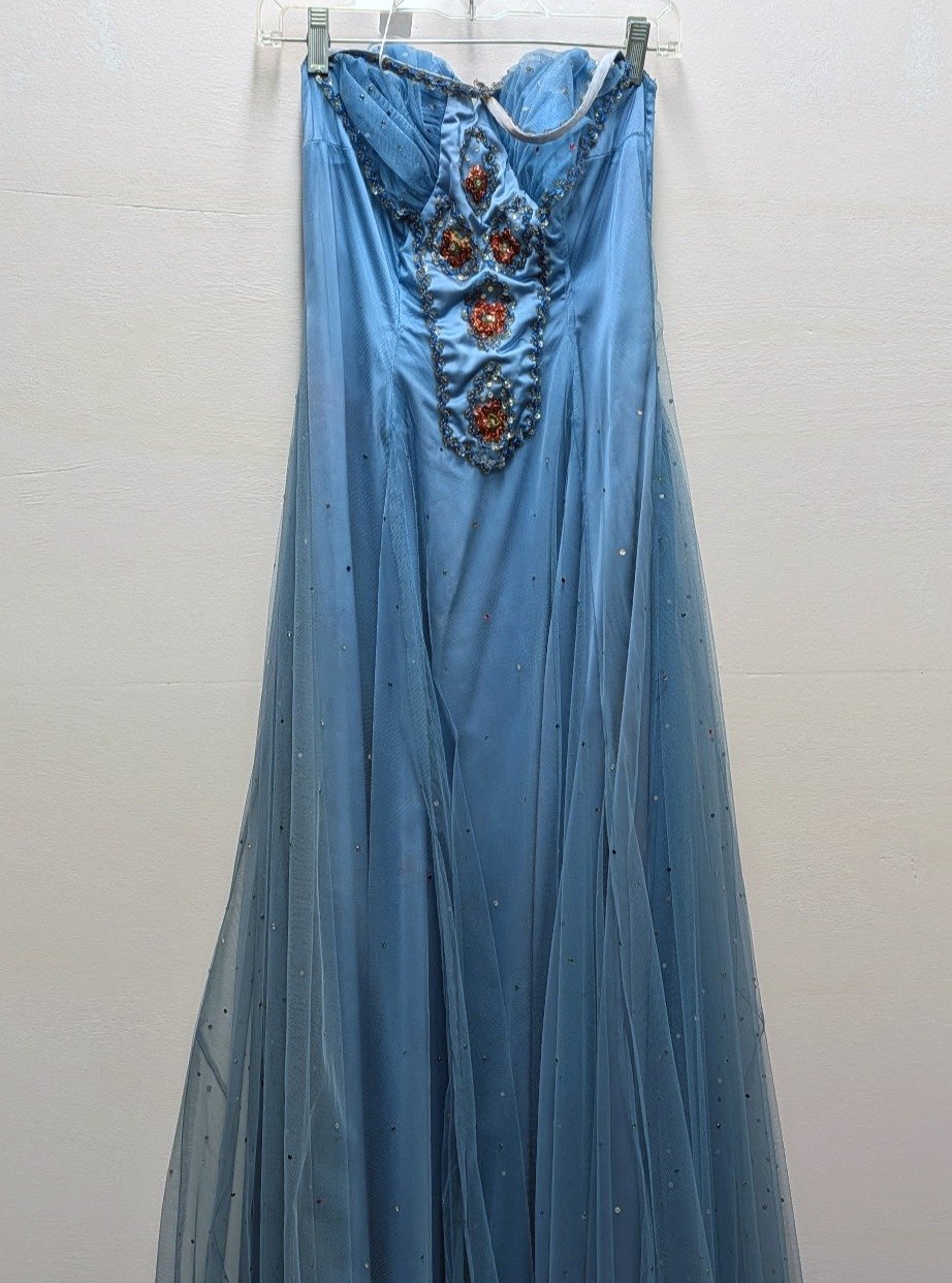 In addition to costumes, we sell fancy dresses for balls and parties. We are open Friday-Sunday, noon to 4pm. Come on by!

#costumes #ballgowns #vintageclothingstore #vintageclothing #oakstreetnola #mardigras #mardigrasball