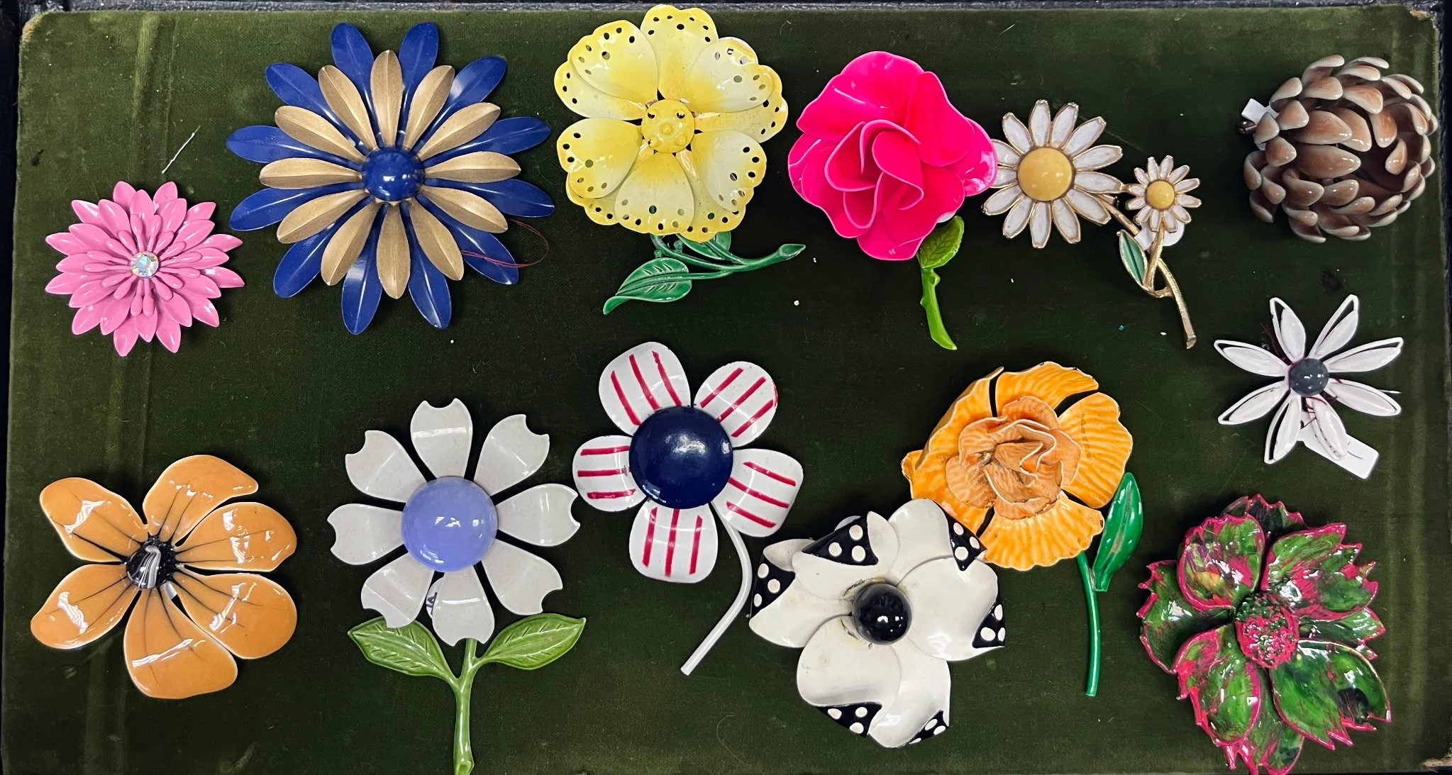 vintage-jewelry-pins-broaches.jpg