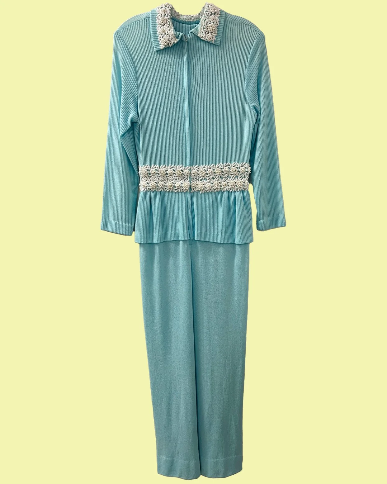 🎶 The thing about the blues, Is that they always go away🎶
We have all shades of blue: navy, robin's egg, baby blue, bluebonnet, periwinkle... whatever is your favorite shade, we probably have it. 🩵💙

Open Fridays and Saturday, noon to 4pm.
Shop b