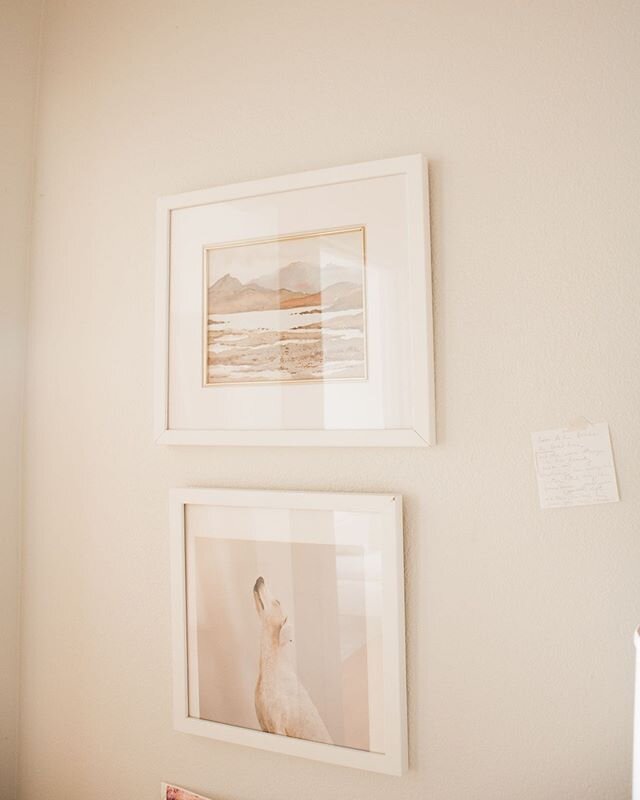 Same old corners, a photo series :)
⠀⠀⠀⠀⠀⠀⠀⠀⠀
A bit of crooked art and notes to self in my entryway. Quirk makes a home ✨