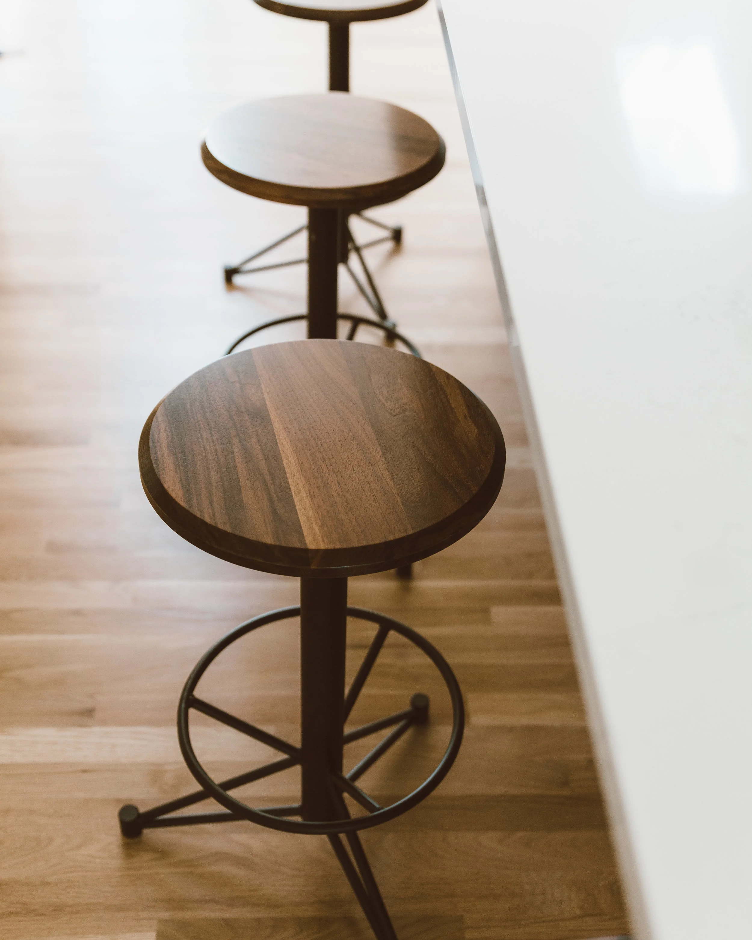 forthehome-edgework-creative-stoolskitchen02.jpg