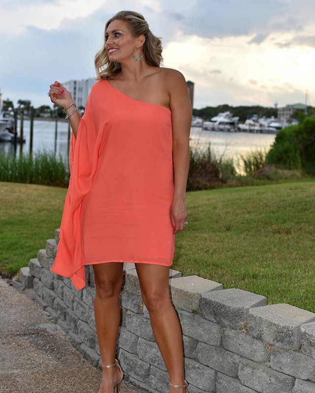 First night out on vacation!! My tan is amazing thank you @quicktan423 for getting me beach ready !!! .
Now let&rsquo;s talk about how amazing this flowy one shoulder dress is !!! @tavieboutique and @tavieboutiquejohnsoncity is having a FLASH SALE 25