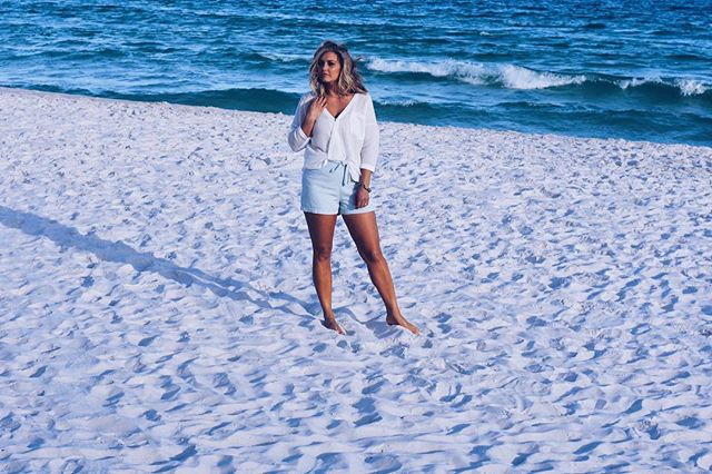 Happy Memorial Day!  Thank you to all that have served ❤️ .
Feet in the sand on an empty beach is the best kind of day !  This outfit was perfect for my stroll in the white sand!  @tavieboutique and @tavieboutiquejohnsoncity is having their Memorial 