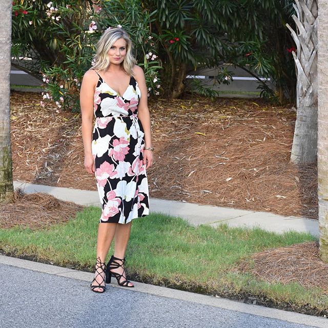 Summer is for flirty floral wrap dresses and flirty smirks for my handsome photographer @rlanew 😍. .
I love the length is this dress, and it has a button and snap to secure the wrap!  That is always a concern of mine when shopping for wraps.  The ti