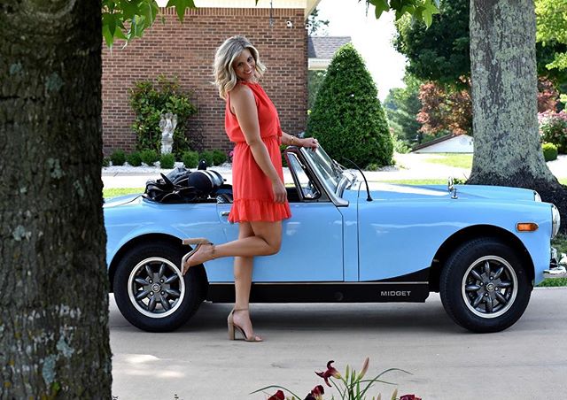 I&rsquo;m driving my Monday Blues away !!! This is the cutest car ever with the perfect dress 💕💕 .
Don&rsquo;t forget this week is @tavieboutiquejohnsoncity Grand Opening Event!  Come and say hi 👋 and shop with me in the 14th 4:30 - 8:30 !! Pick t