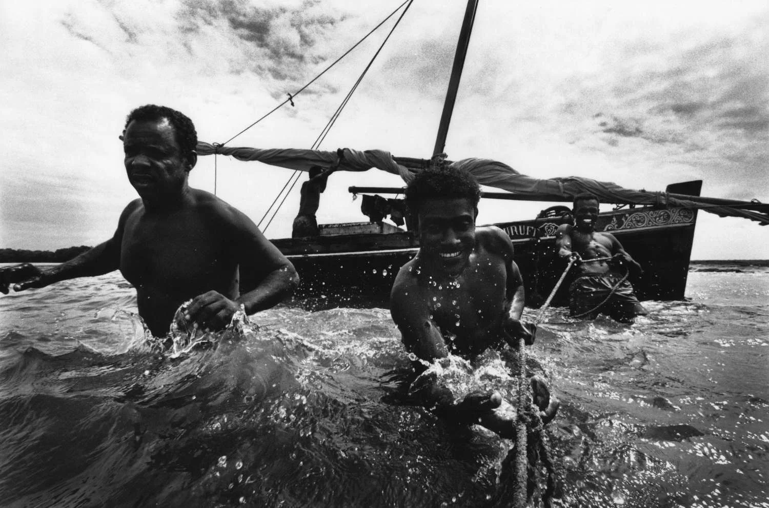 Bringing in the nets. Mombasa, Kenya. 1999