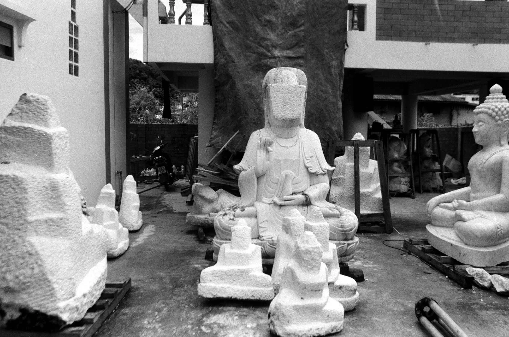 Faceless Buddha. Mae Sai. Thailand. 2001
