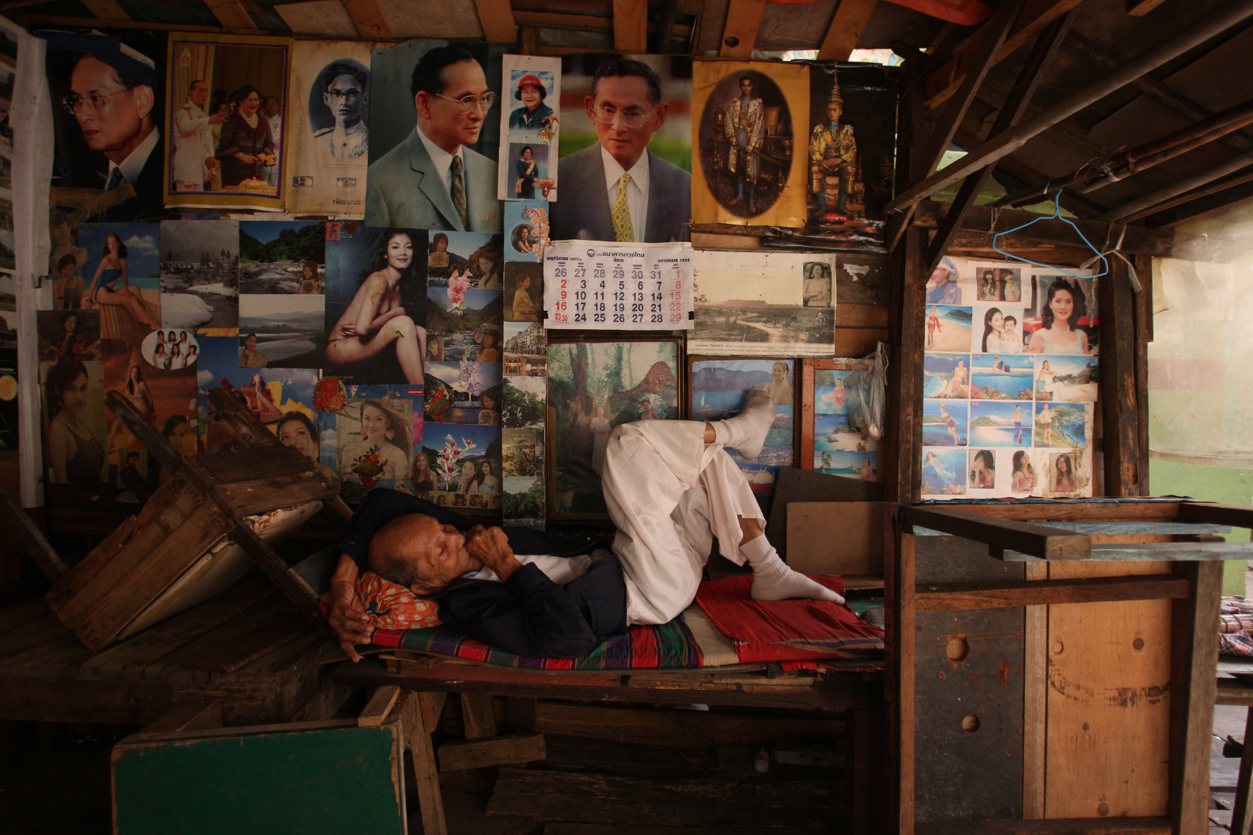  "Pondering." Klong Toei slum. Bangkok, Thialand. 2008 